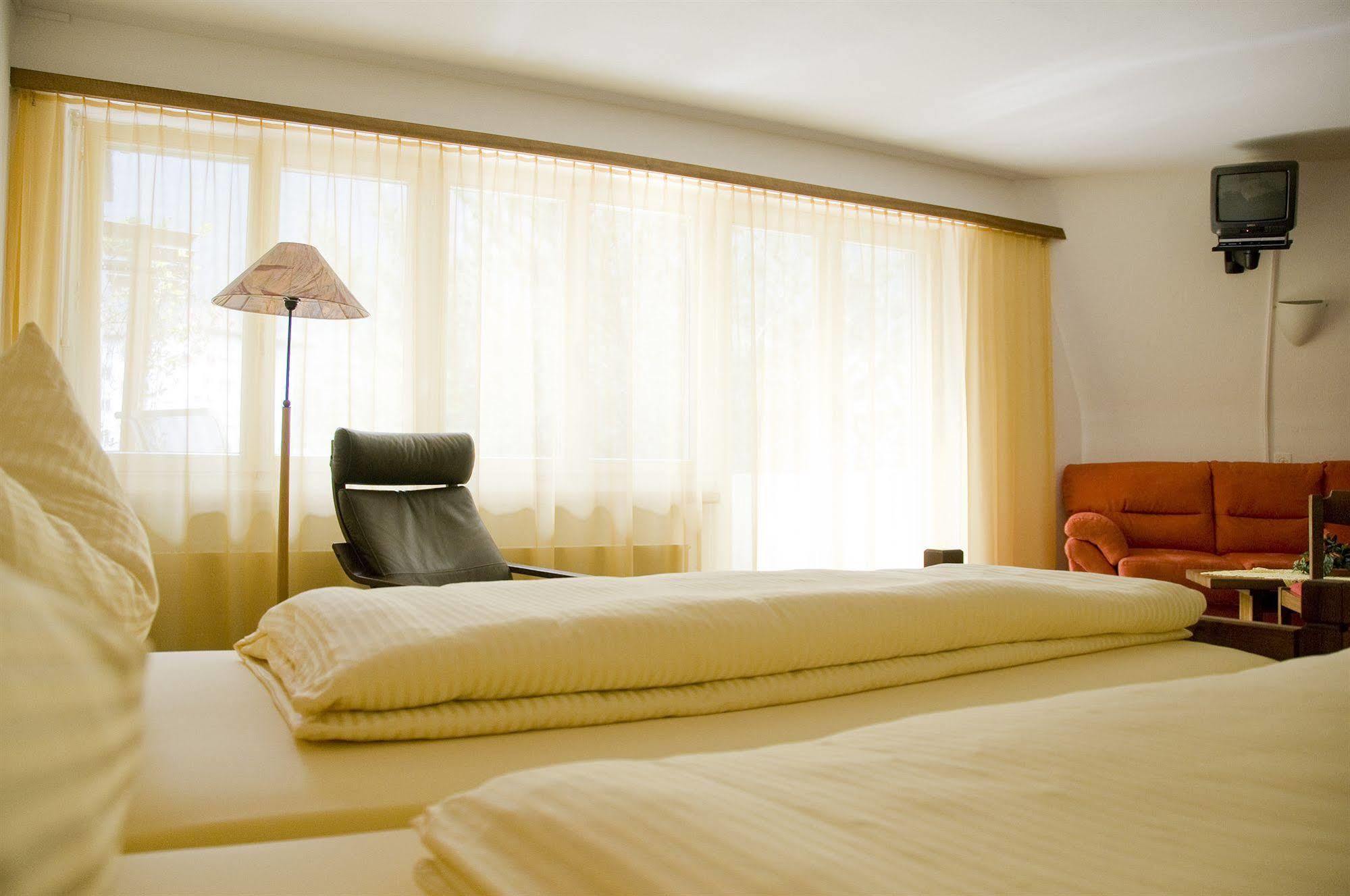 Schlosshotel - Self Check-In Hotel Бриг Екстериор снимка