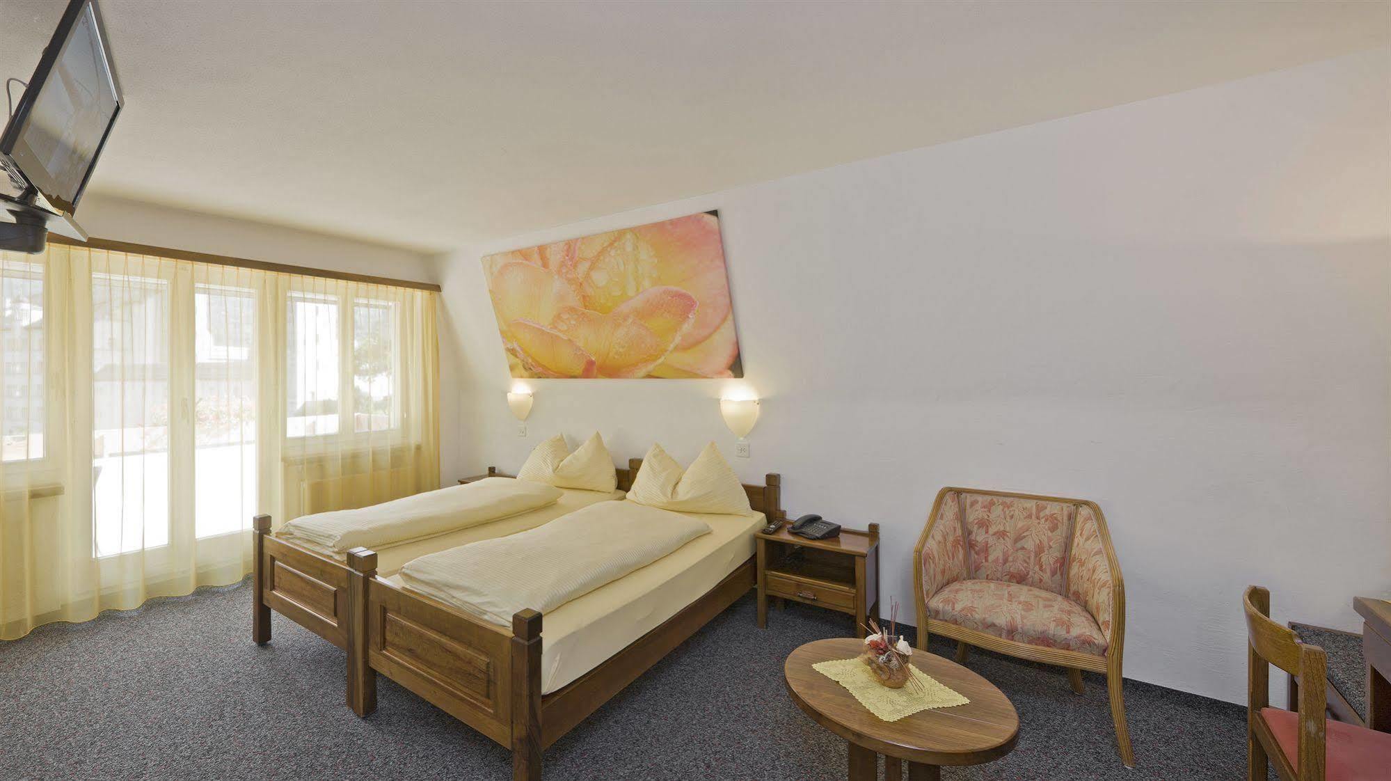 Schlosshotel - Self Check-In Hotel Бриг Екстериор снимка